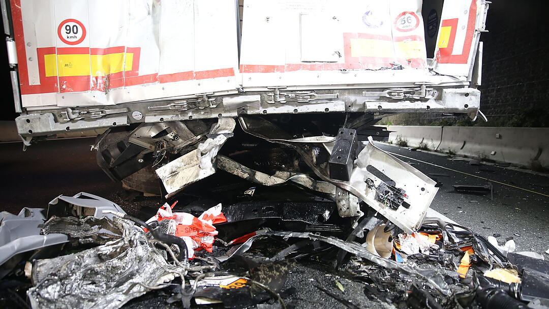 Kleintransporter rast in Lkw: Fahrer tödlich verletzt
