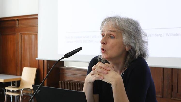 Cordula Artelt untersuchte mit den jungen Studenten an der Kinder-Uni, wie wir zu Meinungen und Einschätzungen kommen. Foto: Barbara Herbst