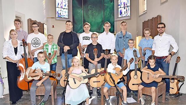 Die Schüler des Gitarrenlehrers Gerald Brand (rechts) gaben ein beeindruckendes Konzert in der Pfarrkirche in Obertheres. Foto: Ulrike Langer