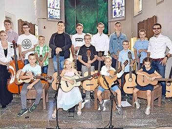 Die Schüler des Gitarrenlehrers Gerald Brand (rechts) gaben ein beeindruckendes Konzert in der Pfarrkirche in Obertheres. Foto: Ulrike Langer