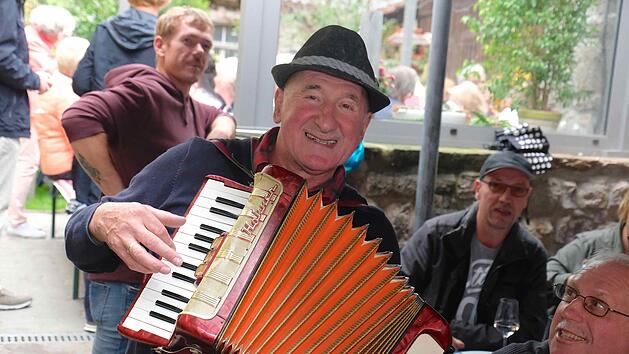 Konrad Albert erfreute seine Fans mit heimischen Liedern. Foto: Gerd Schaar