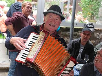 Konrad Albert erfreute seine Fans mit heimischen Liedern. Foto: Gerd Schaar