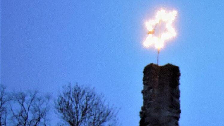 Wundersch&ouml;n und wie magisch - das Flair auf der Lauterburg. Allj&auml;hrlich entz&uuml;ndet zum 1. Advent der Heimatverein R&ouml;dental den Weihnachtsstern Ingrid Ott