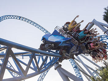 13 Achterbahn sorgen im Europa-Park f&uuml;r Adrenalinkicks. Besonders wagemutige Besucher werden im "blue fire Megacoaster" des Island-Themenbereichs  in 2,5 Sekunden von 0 auf 100 km/h katapultiert.