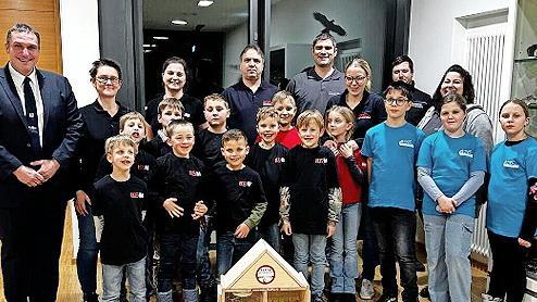 Unser Foto zeigt (von links) Bürgermeister Jochen Weber, zahlreiche Vertreter der Kinderfeuerwehr Michelau, Schwürbitz und Neuensee mit einigen Eltern und das Rauchhaus.
