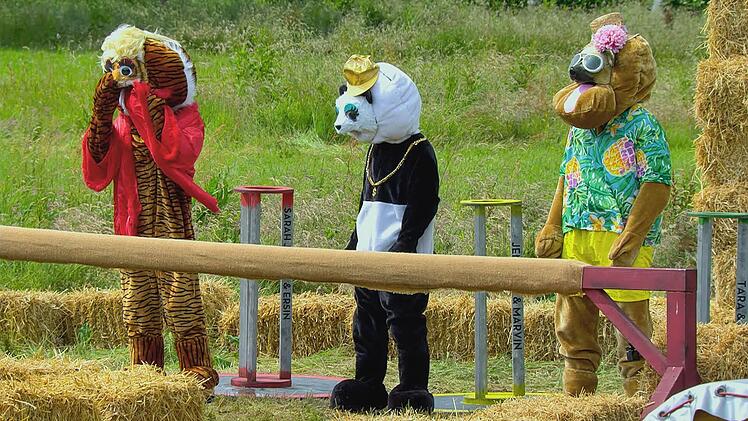 Lustig anzusehen, weniger lustig zu tragen: die Männer in schweißtreibenden Tier-Kostümen.