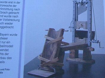 Auf Seite 29 der Chronik findet sich das Bild einer Guillotine, wie sie bei der letzten Hinrichtung in Ebrach verwendet wurde. Foto: Walter Hanslok