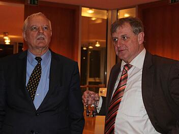 Lange Gesichter bei den Verlierern der Landratswahl: Liebhard Löffler (links, FDP) und Bruno Kellner (FW/ÜWG) Foto: Christina Lotter