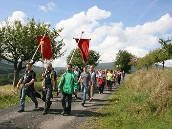 Zum Kreuzberg zogen die Wallfahrer aus Stangenroth unter der Leitung von Siegfried Eyrich heuer das 20. Mal. Foto: Siegfried Eyrich