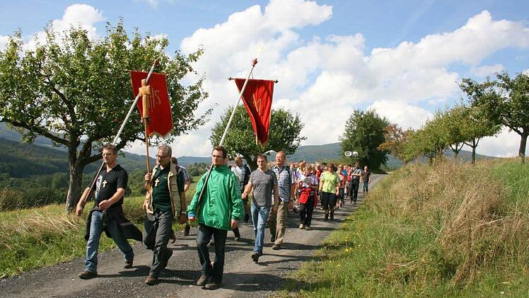 Zum Kreuzberg zogen die Wallfahrer aus Stangenroth unter der Leitung von Siegfried Eyrich heuer das 20. Mal. Foto: Siegfried Eyrich