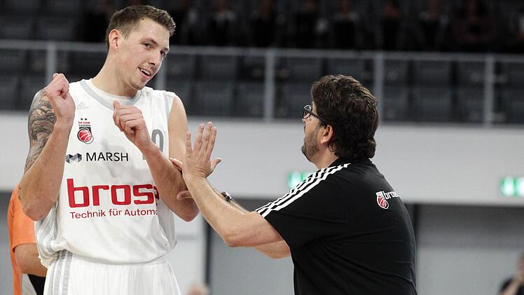 Mit harter Hand und deutlichen Worten macht Andrea Trinchieri (rechts) seinen Jungs - hier Daniel Theis - deutlich, dass er vor allem in der Verteidigung keine Nachlässigkeiten duldet. Foto: sportpress