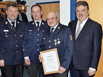 Die Offiziellen und Geehrten bei der Hauptversammlung der Feuerwehr Trebgast (von links): Bürgermeister Werner Diersch, Kreisbrandmeister Wolfgang Kunert, Jochen Lauterbach, Rainer Lauterbach (beide 25 Jahre Mitglied), Landrat Klaus Peter Söllner und Vorsitzender Emil Lauterbach. Fotos: Dieter Hübner