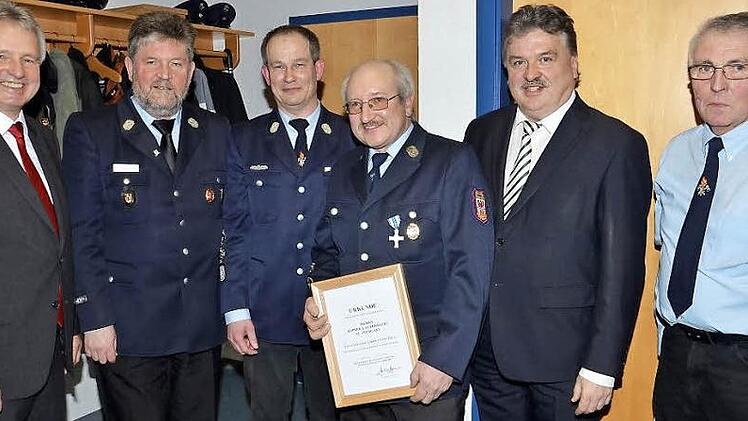 Die Offiziellen und Geehrten bei der Hauptversammlung der Feuerwehr Trebgast (von links): Bürgermeister Werner Diersch, Kreisbrandmeister Wolfgang Kunert, Jochen Lauterbach, Rainer Lauterbach (beide 25 Jahre Mitglied), Landrat Klaus Peter Söllner und Vorsitzender Emil Lauterbach. Fotos: Dieter Hübner