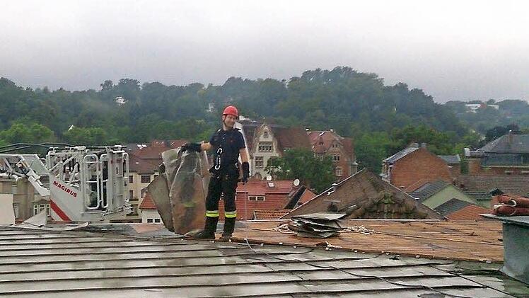 Einsatz auf dem Hoteldach: Mit Hilfe des Hubsteigers wurde das beschädigte Flachdach der "Goldenen Traube" abtransportiert. Foto: Feuerwehr Coburg