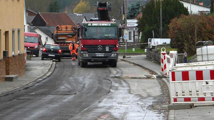 Hallo! Hier ist gesperrt! Den Fahrer des schwarzen Polo juckt dies nicht. Foto: Berthold Köhler