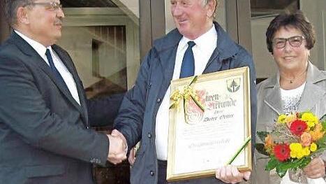 Die Ehrenbürgerurkunde wird Dieter Oetter (Mitte) von Bürgermeister Jürgen Wittmann überreicht, rechts Brigitte Oetter. Foto: Doris Weidner