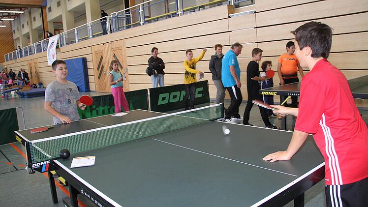 Maxi (li.) und Kevin (re.) haben viel Spaß beim Tischtennis.
