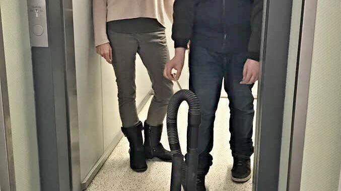 Anita Hümmer (links) freut sich. Joshua nimmt ihr eine schwere Arbeit ab und bringt Küchenmüll weg. Foto: SFZ Pfaffendorf