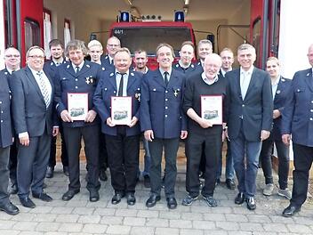 Beim Ehrenabend ernannte die Feuerwehr Schlömen mit Helmut Hahn, Helmut Lutz und Gerhard Schitthelm drei neue Ehrenmitglieder. Unser Bild zeigt (von links) Vorsitzenden Alfred Faßold, Kreisbrandmeister Reiner Bär, stellvertretenden Landrat Dieter Schaar, Harald Pachmann, Helmut Hahn, Philipp Töpel, Kreisbrandrat Stefan Härtlein, Gerhard Schitthelm, stellvertretenden Vorsitzender Franz Koch, Roland Ramming, Adjutant Matthias Faßold, Kreisbrandinspektor Friedrich Weinlein, Helmut Lutz, Kassier ...