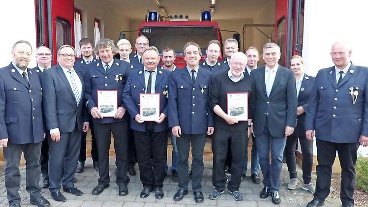Beim Ehrenabend ernannte die Feuerwehr Schlömen mit Helmut Hahn, Helmut Lutz und Gerhard Schitthelm drei neue Ehrenmitglieder. Unser Bild zeigt (von links) Vorsitzenden Alfred Faßold, Kreisbrandmeister Reiner Bär, stellvertretenden Landrat Dieter Schaar, Harald Pachmann, Helmut Hahn, Philipp Töpel, Kreisbrandrat Stefan Härtlein, Gerhard Schitthelm, stellvertretenden Vorsitzender Franz Koch, Roland Ramming, Adjutant Matthias Faßold, Kreisbrandinspektor Friedrich Weinlein, Helmut Lutz, Kassier ...