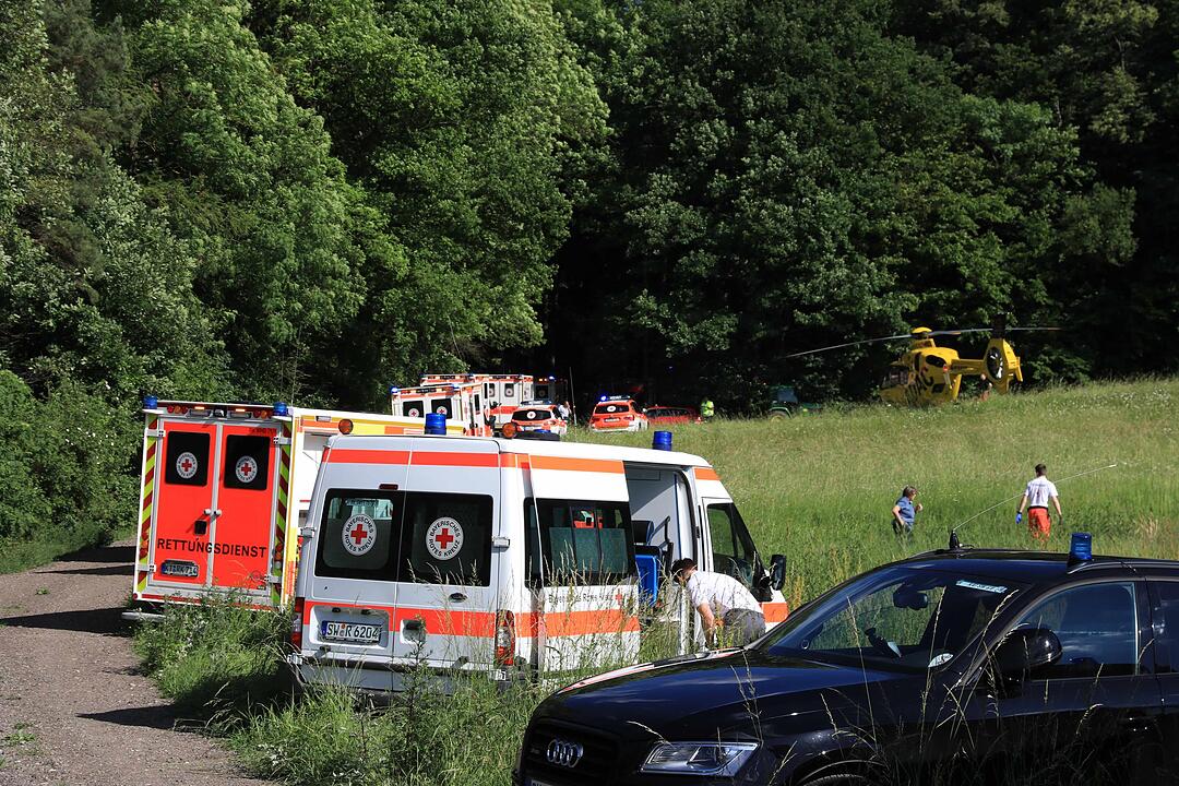 Traktor kippt bei Falkenberg um - 13 Verletzte