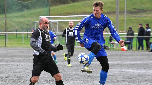 Starke Ballannahme: Paul Weiss (rechts) vom TSV 08 Kulmbach setzte sich gegen den Thurnauer Mikheil Sajaia durch. Foto: Monika Limmer
