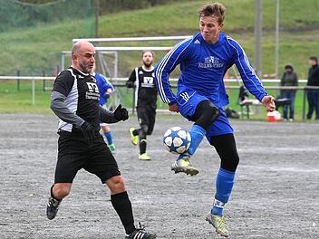 Starke Ballannahme: Paul Weiss (rechts) vom TSV 08 Kulmbach setzte sich gegen den Thurnauer Mikheil Sajaia durch. Foto: Monika Limmer