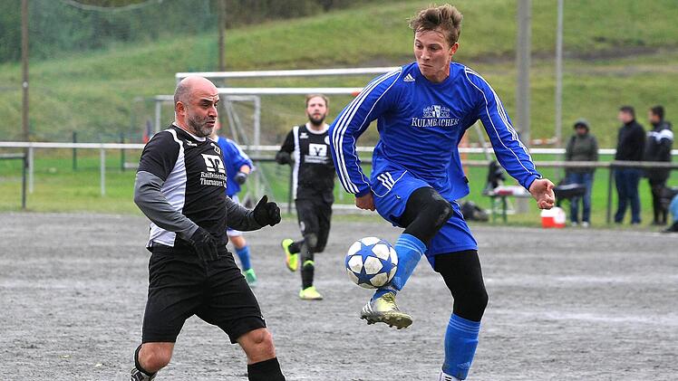 Starke Ballannahme: Paul Weiss (rechts) vom TSV 08 Kulmbach setzte sich gegen den Thurnauer Mikheil Sajaia durch. Foto: Monika Limmer