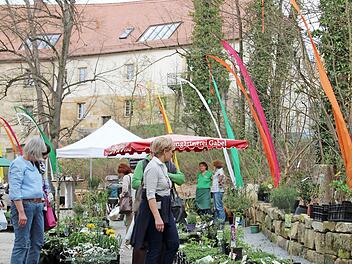 Beim Lenzrosen- und Ostermarkt zeigen 100 Aussteller verschiedene Waren und verzaubern das Schloss mit ihren Waren in den buntesten Farben. Foto: Katharina Müller-Sanke