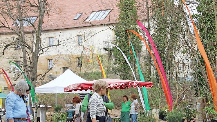 Beim Lenzrosen- und Ostermarkt zeigen 100 Aussteller verschiedene Waren und verzaubern das Schloss mit ihren Waren in den buntesten Farben. Foto: Katharina Müller-Sanke