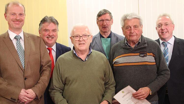 Bei der Kreisversammlung der Imker wurden zwei treue Mitglieder geehrt. Im Bild (von links) Kreisvorsitzender Matthias Fröhlich, Landrat Klaus Peter Söllner, Heinz Sesselmann (40 Jahre) aus Leesau, Peter Griesbach vom Imkerverein Berndorf, Edgar Schrödel (25) aus Wonsees und Bürgermeister Harald Hübner. Foto: Sonny Adam