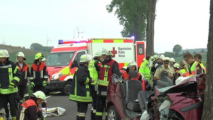 Am Donnerstagmorgen ist eine Autofahrerin im Kreis Haßberge von der Fahrbahn abgekommen und frontal gegen einen Baum geprallt. Sie wurde mit lebensgefährlichen Verletzungen in ein Krankenhaus geflogen.  Foto: NEWS5 / Licha
