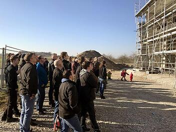 Feuerwehrleute, Ratsmitglieder und zahlreich Heßdorfer ließen sich das Richtfest nicht entgehen.  Fotos: Richard Sänger