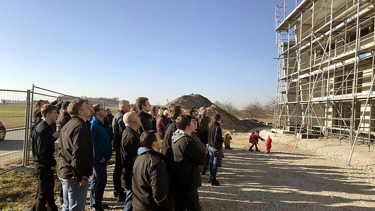 Feuerwehrleute, Ratsmitglieder und zahlreich Heßdorfer ließen sich das Richtfest nicht entgehen.  Fotos: Richard Sänger