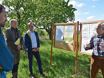 Auf Holzständer sind die Pläne der Ortsumgehung gepinnt. Vor Ort baten Gegner der Umgehung zum Pressegespräch. Foto: Petra Malbrich