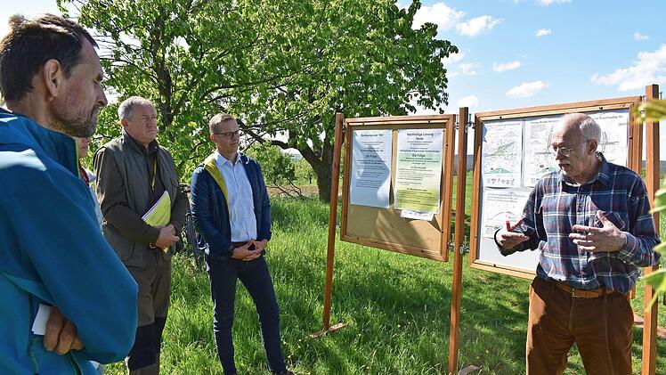 Auf Holzständer sind die Pläne der Ortsumgehung gepinnt. Vor Ort baten Gegner der Umgehung zum Pressegespräch. Foto: Petra Malbrich