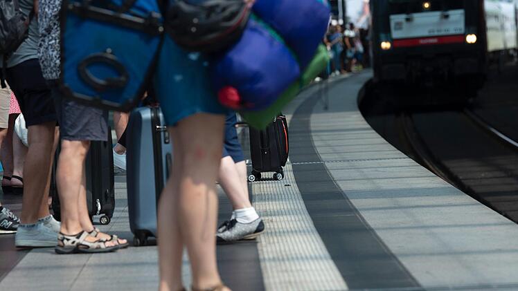 Wie teuer muss Verkehr sein, wie billig darf er sein? Die Debatte um das 365-Euro-Ticket im ÖPNV zeigt, dass die Klimapolitik sich in eine Sackgasse manövriert hat. Symbolbild:  Paul Zinken/dpa