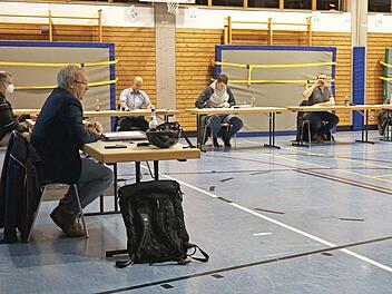 Jan Heller (im grauen Hemd), Sprecher der Fraktion CSU und WGA, begründete den Antrag zur Machbarkeitsstudie.