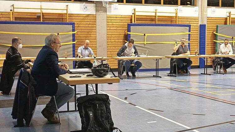 Jan Heller (im grauen Hemd), Sprecher der Fraktion CSU und WGA, begründete den Antrag zur Machbarkeitsstudie.