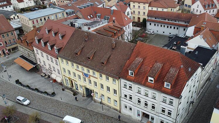 Vom Marktplatz (links) bis zum Viehmarkt (rechts) erstrecken sich die aktuellen Räume der Merkur-Bank. Die Privatbank will aber neue Wege gehen.