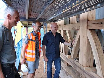 Auf der Westseite des Jörgentores ist das Fachwerk komplett mit Holz in Zweitverwertung erneuert worden. Michael Weigand (Holzbau Weigand), Matthias Heuring (Federlein Ingenieurgesellschaft) und Bürgermeister Michael Kastl sehen sich das Ergebnis ...