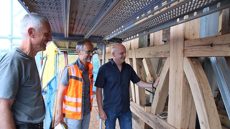 Auf der Westseite des Jörgentores ist das Fachwerk komplett mit Holz in Zweitverwertung erneuert worden. Michael Weigand (Holzbau Weigand), Matthias Heuring (Federlein Ingenieurgesellschaft) und Bürgermeister Michael Kastl sehen sich das Ergebnis ...