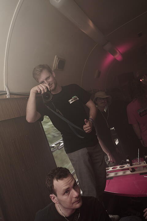 Party im Zug - Raver*innen tanzen zu Techno-Beats