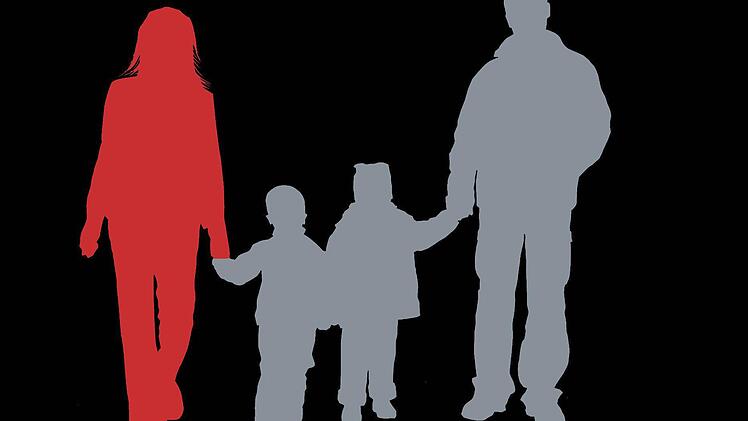 Vater, Mutter, Kind - ein Bild, das längst überholt scheint. Oder erlebt das klassische, konservative Familienmodell eine Renaissance? Nur eine Frage, die wir in unserer Print-Ausgabe zum Weltfrauentag stellen könnten. Vorlage: dpa