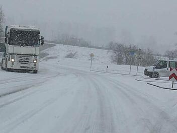 Dieser auswärtige Laster blieb auf der Eberner Verteilerspange an der leichten Steigung der Abfahrt zur B 279 auf der schneeglatten Straße hängen und driftete mit dem Heck auf den Seitenstreifen.  Foto: Ralf Kestel