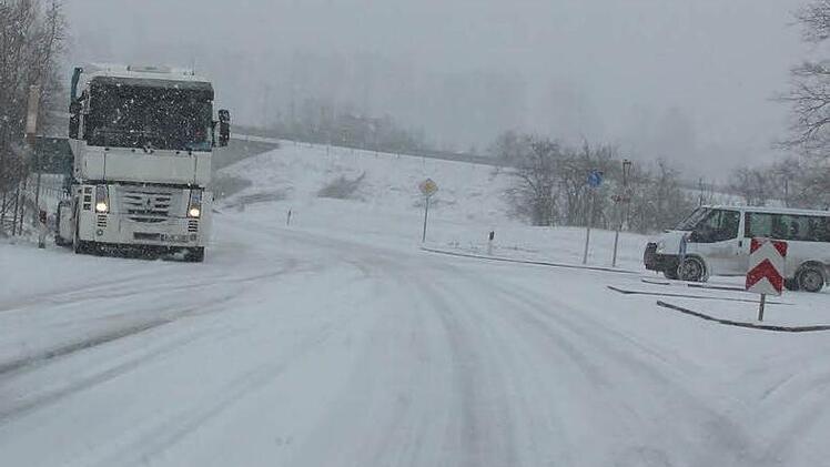 Dieser auswärtige Laster blieb auf der Eberner Verteilerspange an der leichten Steigung der Abfahrt zur B 279 auf der schneeglatten Straße hängen und driftete mit dem Heck auf den Seitenstreifen.  Foto: Ralf Kestel