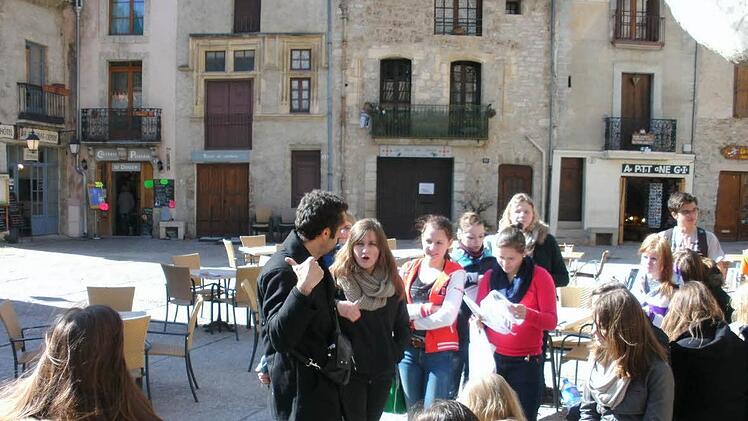 Schüler mit dem französischen Geschichtslehrer Olivier Fonzes in Saint-Guilhem