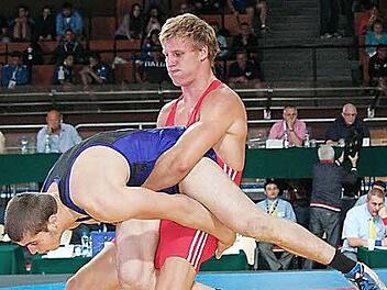 Der Lichtenfelser Hannes Wagner hat in seinem ersten Kampf den Bulgaren Sali Sali ausgehoben und setzt zum Wurf an.  Foto: Jörg Richter