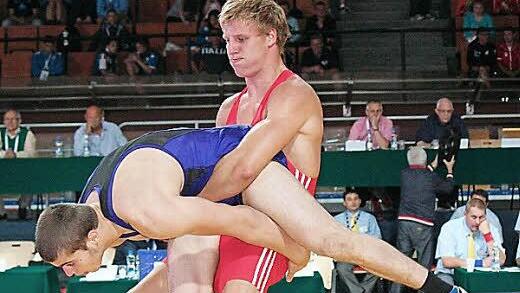 Der Lichtenfelser Hannes Wagner hat in seinem ersten Kampf den Bulgaren Sali Sali ausgehoben und setzt zum Wurf an.  Foto: Jörg Richter