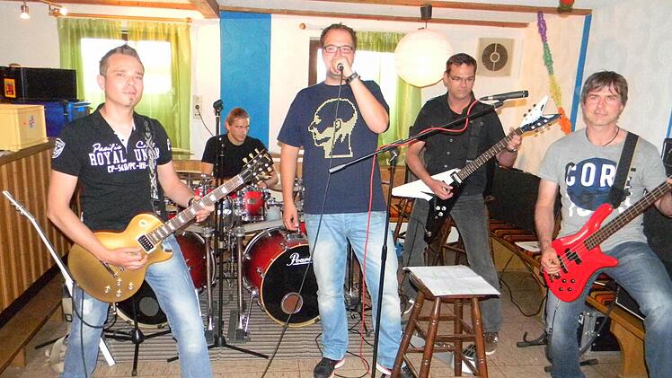 Vor ihrem großen Auftritt müssen die Swarmcreek Allstars noch ein wenig üben.  Foto: Lengenfelder
